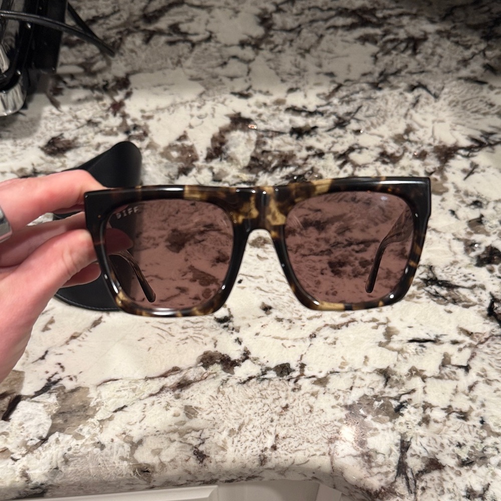 Diff Eyewear Easton Tortoise Frame Sunglasses Wit… - image 3
